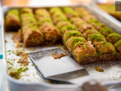 E poi due dolci fatti di noci e pistacchio. Sono il baklava e il kadayif, che si differenziano tra loro per essere fatti il primo con pasta sfoglia...